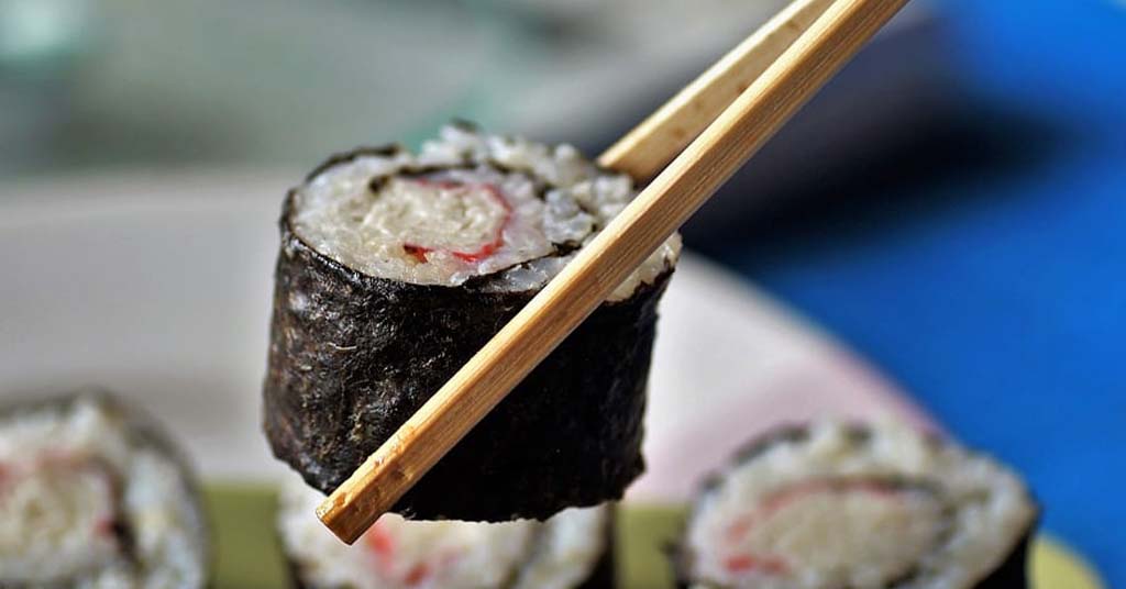 como comer sushi