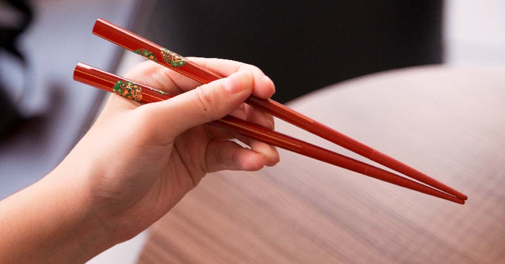 como comer sushi