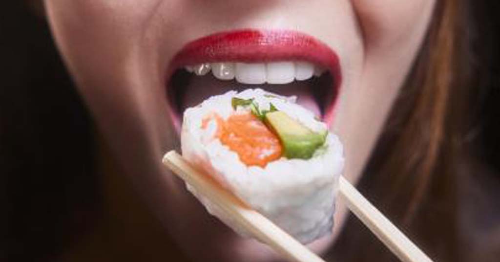 como comer sushi