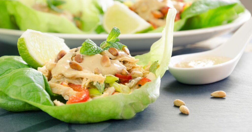 Cogollos con pollo bañados en salsa de yogur con brotes de hierbas