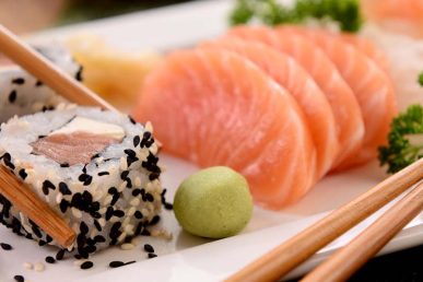 Etiqueta en restaurantes japoneses: cómo comer sushi