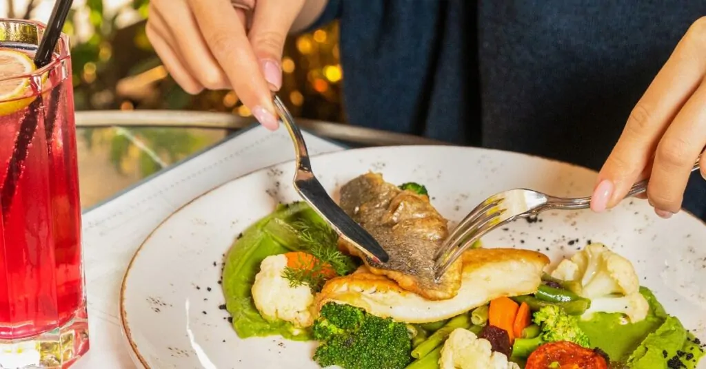 Cómo usar cubiertos de pescado
