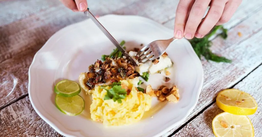 ¿Cómo utilizamos los cubiertos de pescado?