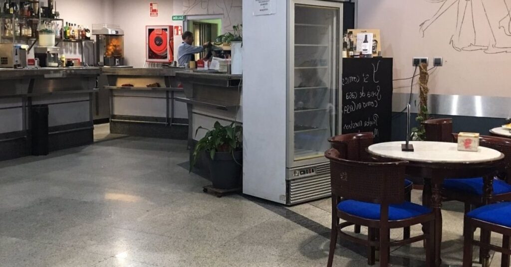 Barra y salón de la Confitería Ochoa en Sevilla