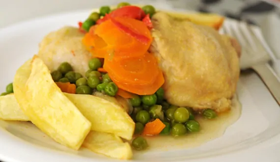 Pollo arvejado con papas