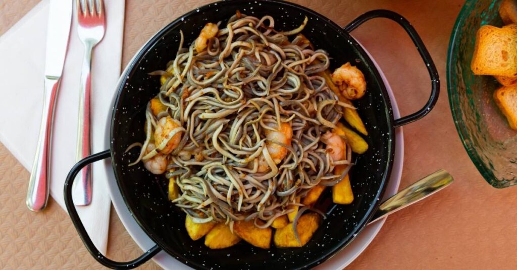 Gulas salteadas con alcachofas