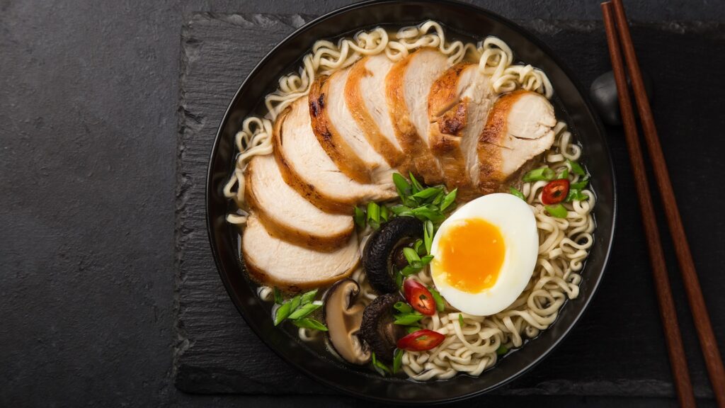 preparación de ramen de pollo y verduras