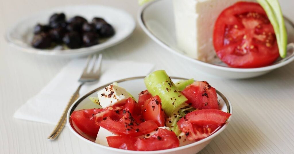 Ensalada de tomate y pepino con nueces