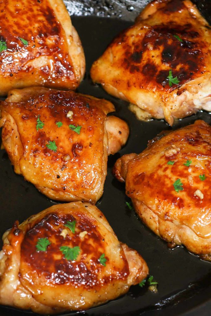 Cortar los muslos de pollo después de la cocción al vacío.