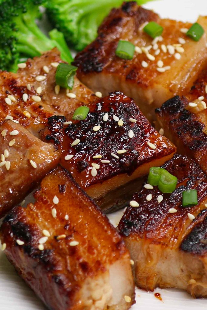 No hay nada tan delicioso como el tierno y suculento Honey Garlic al vacío Pork Belly.  Este corte de cerdo grueso y carnoso es popular en la cocina asiática.  El método  al vacío cocina la panceta de cerdo a la perfección, y un sofrito rápido deja la piel crujiente y llena de toda la bondad umami del tocino chisporroteante.