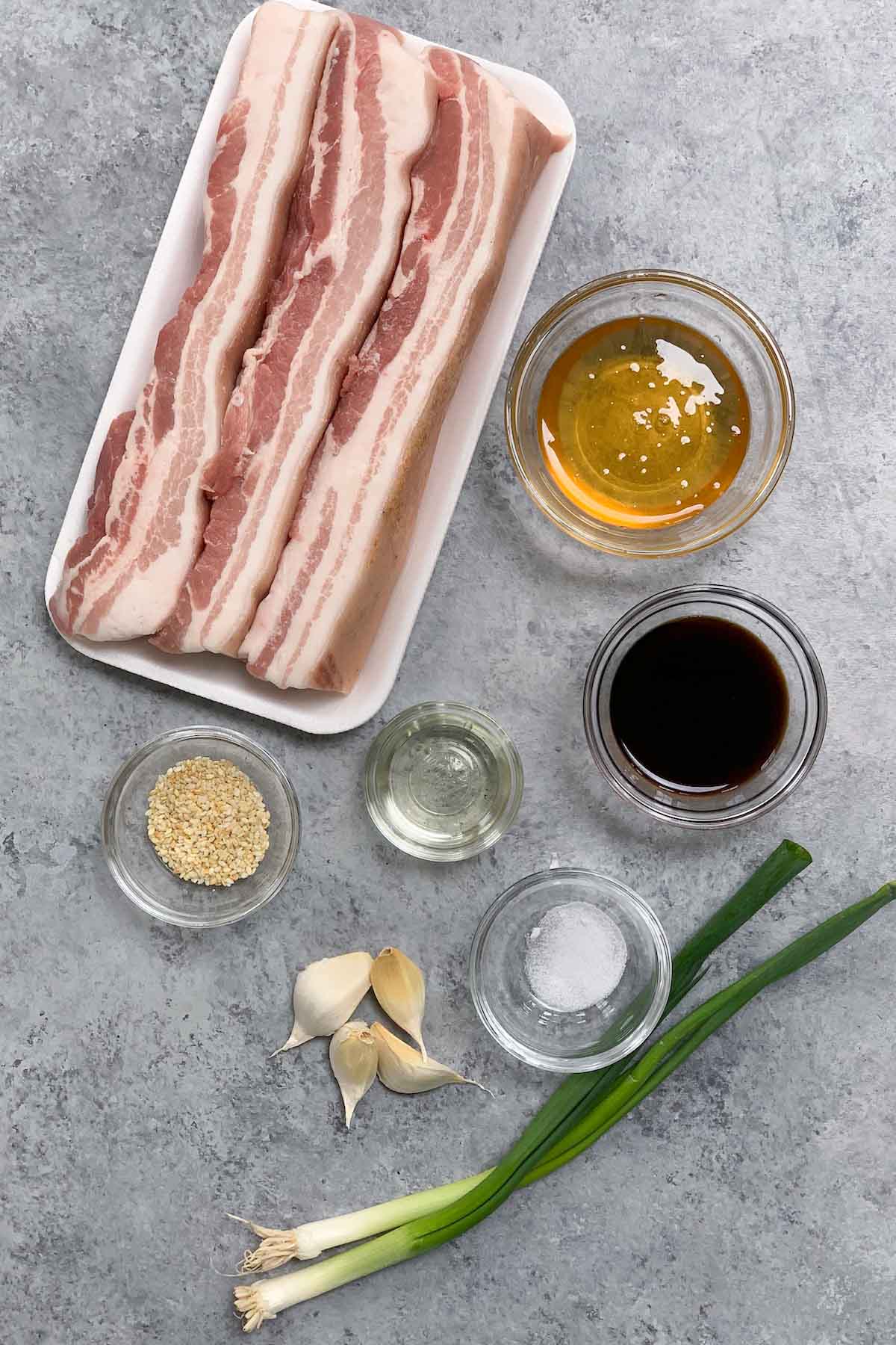 Ingredientes al vacío Pork Belly en el mostrador.