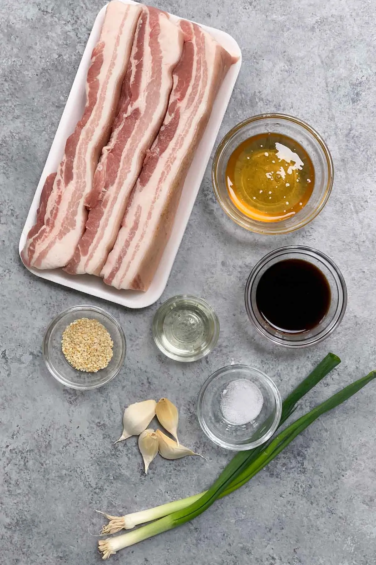 Ingredientes al vacío Pork Belly en el mostrador.