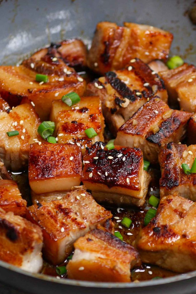 No hay nada tan delicioso como el tierno y suculento Honey Garlic al vacío Pork Belly.  Este corte de cerdo grueso y carnoso es popular en la cocina asiática.  El método  al vacío cocina la panceta de cerdo a la perfección, y un sofrito rápido deja la piel crujiente y llena de toda la bondad umami del tocino chisporroteante.
