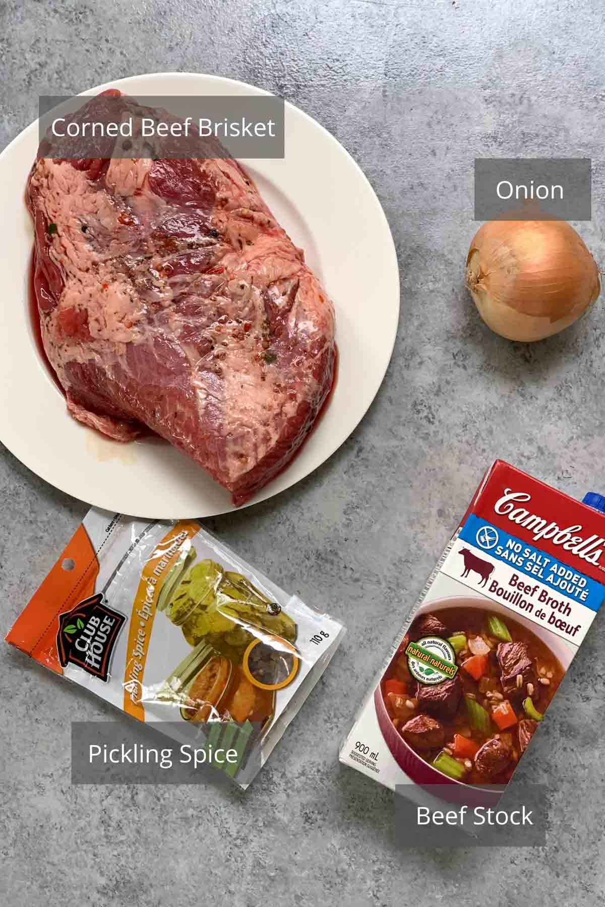 Ingredientes de carne en conserva al vacío en el mostrador.
