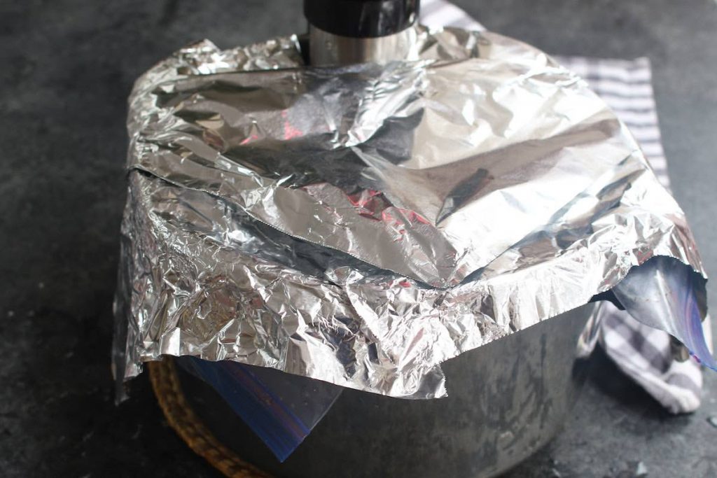 Cubrir la olla con unos trozos de papel de aluminio.