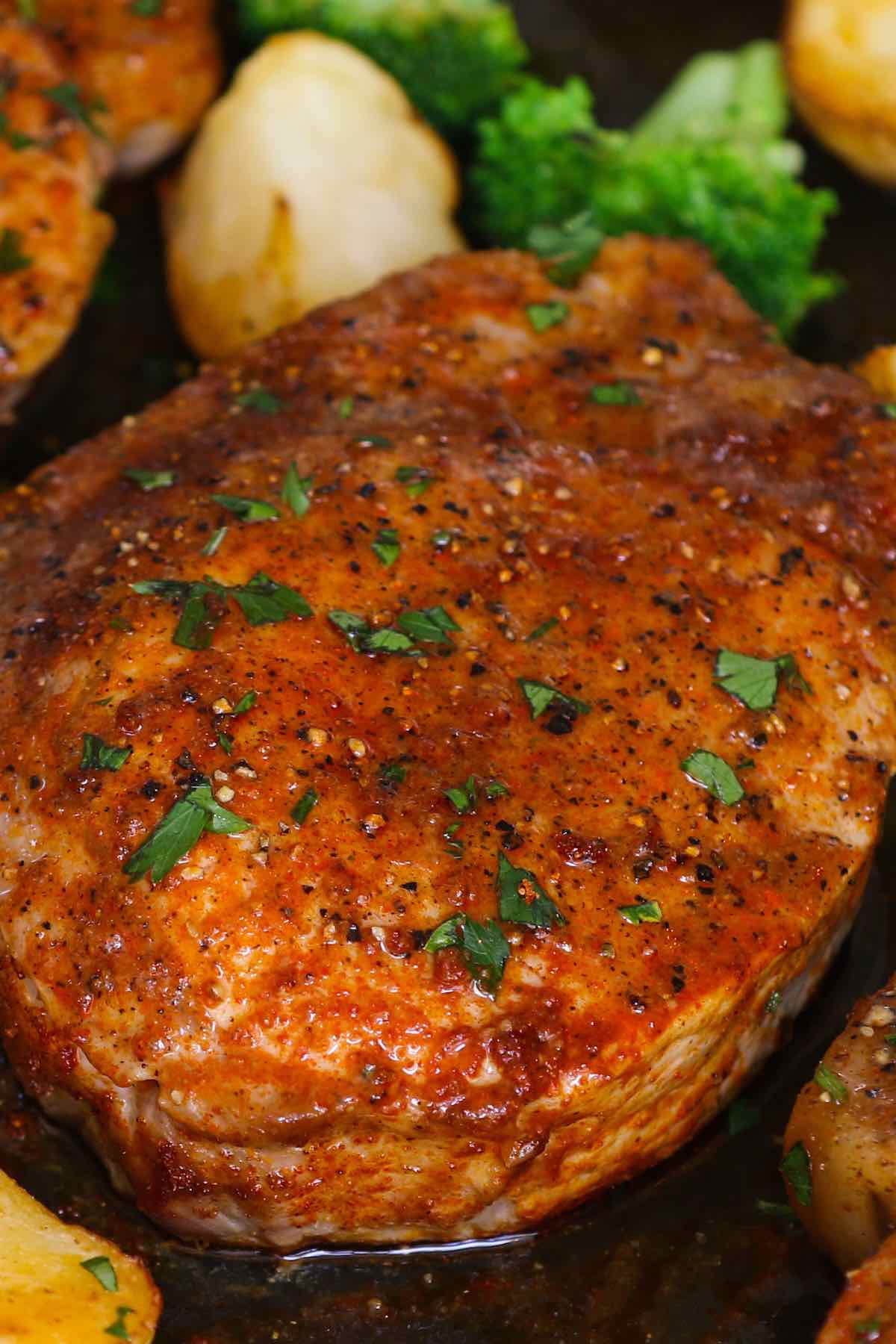 ¡Nunca vuelvas a hacer chuletas de cerdo secas y demasiado cocidas!  ¡Esta receta de chuletas de cerdo deshuesadas al vacío hace una carne de cerdo tierna y jugosa perfecta que es imposible de lograr con los métodos tradicionales!  La máquina al vacío cocina las chuletas a la temperatura deseada con precisión, extremadamente fácil de hacer con muy poco alboroto.  ¡Me encanta lo jugosos que salen CADA VEZ!