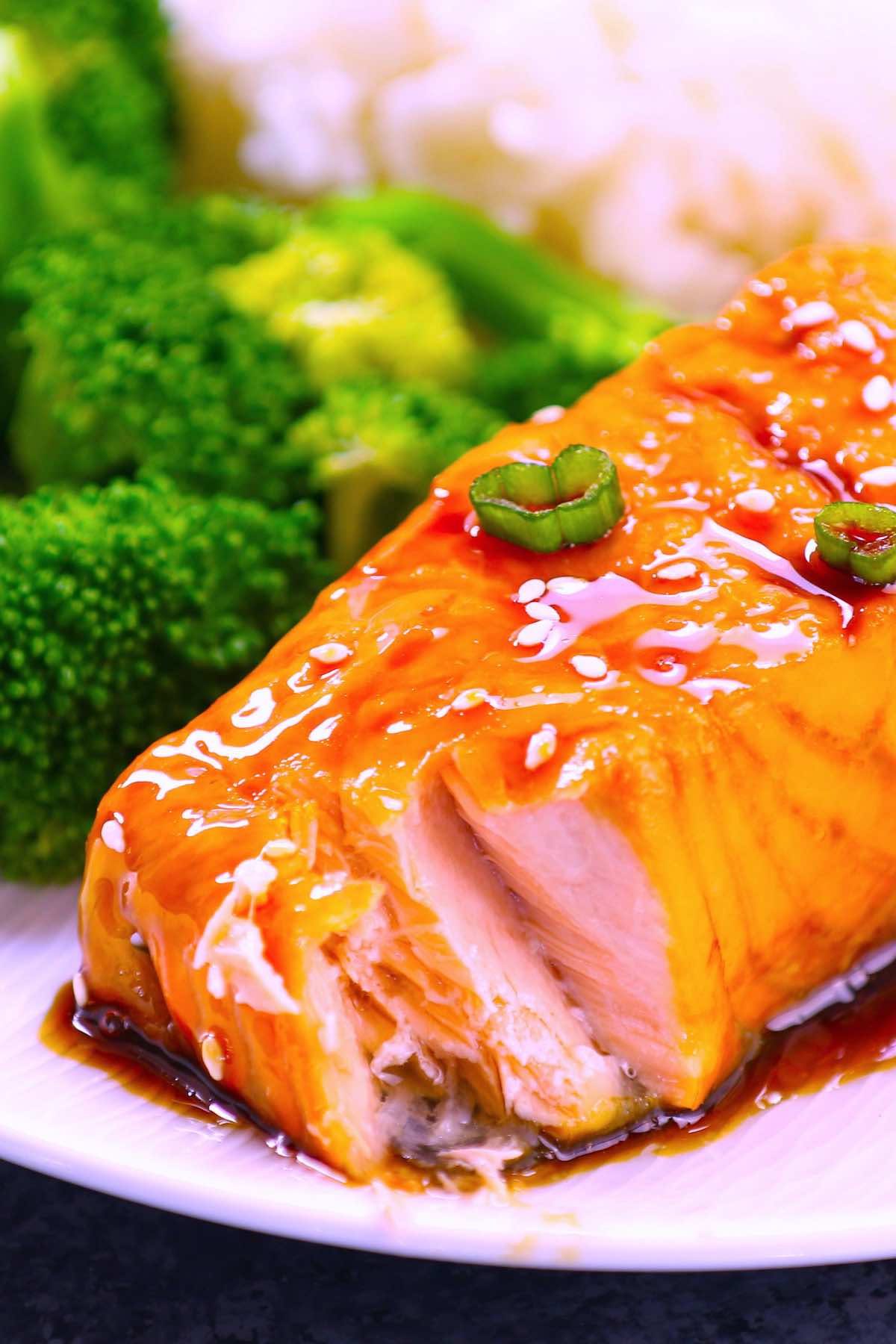 ¡El salmón congelado al vacío es absolutamente la MEJOR manera de cocinar filetes de salmón congelados! Es fácil, conveniente y tiene un sabor tan delicioso como el salmón bien descongelado y cocido. ¡Al vacío es tu arma secreta! Sale perfecto cada vez, y nunca más me tomo el tiempo para descongelar el salmón después de descubrir este método. #SousVideSalmon #SousVideSalmonFromFrozen