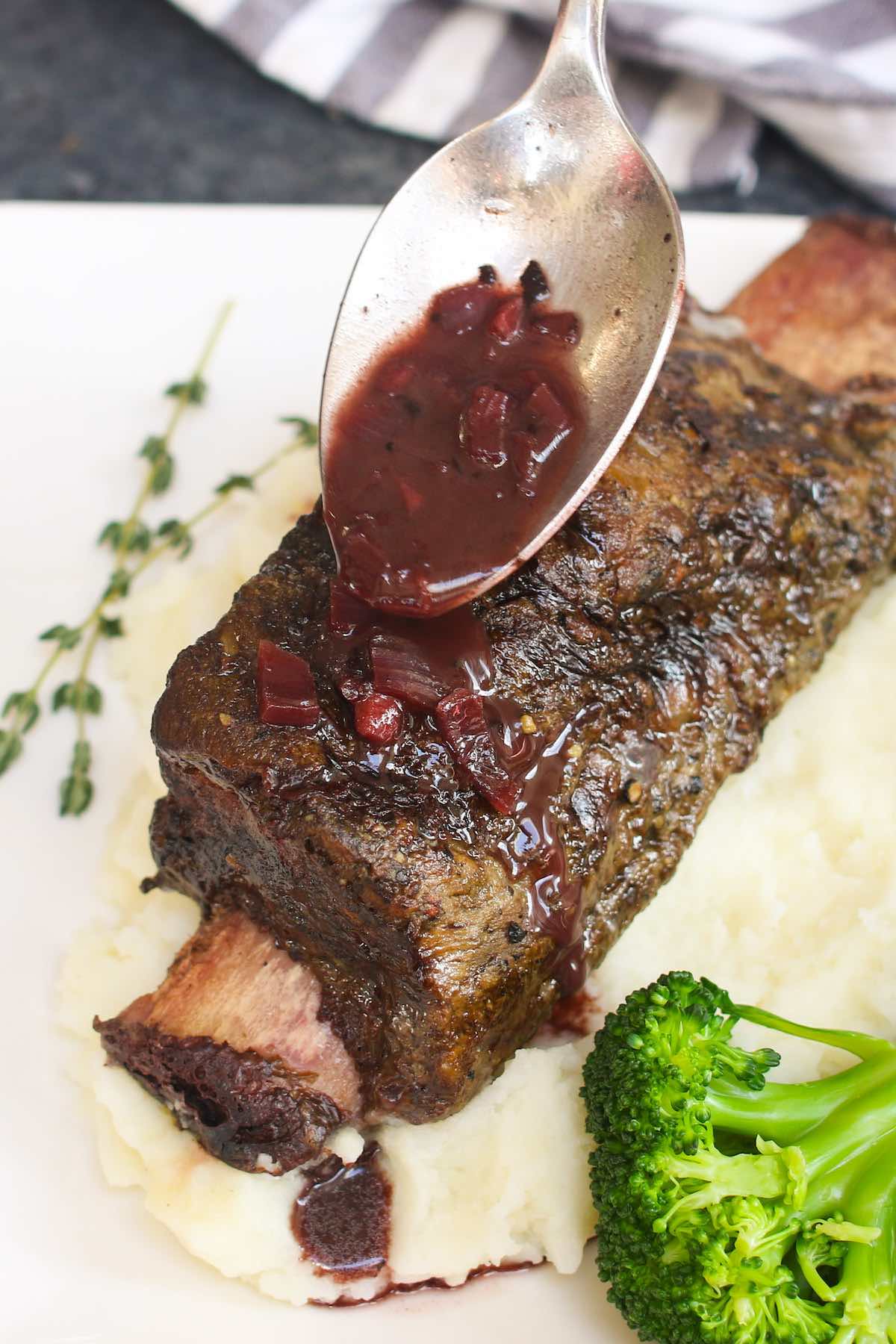 Las costillas cortas al vacío son tiernas que se caen del hueso e increíblemente fáciles de hacer. El método al vacío es una forma perfecta de cocinar cortes duros, como costillas de res, a la temperatura precisa que establezcas, lo que hace que la carne quede súper tierna.