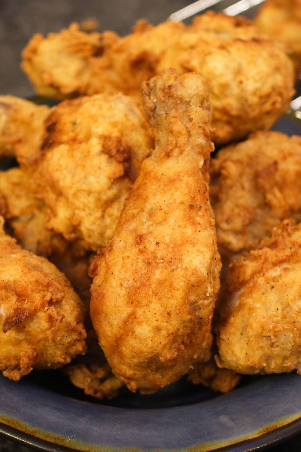 al vacío Fried Chicken es crujiente y crocante por fuera con la carne más tierna y jugosa por dentro.  Es la forma más fácil de freír pollo, ya que  al vacío produce una carne cocida uniformemente, que luego se cubre con harina y suero de leche y se fríe rápidamente hasta que se dore a la perfección.  #PolloFritoSousVide #PolloFrito