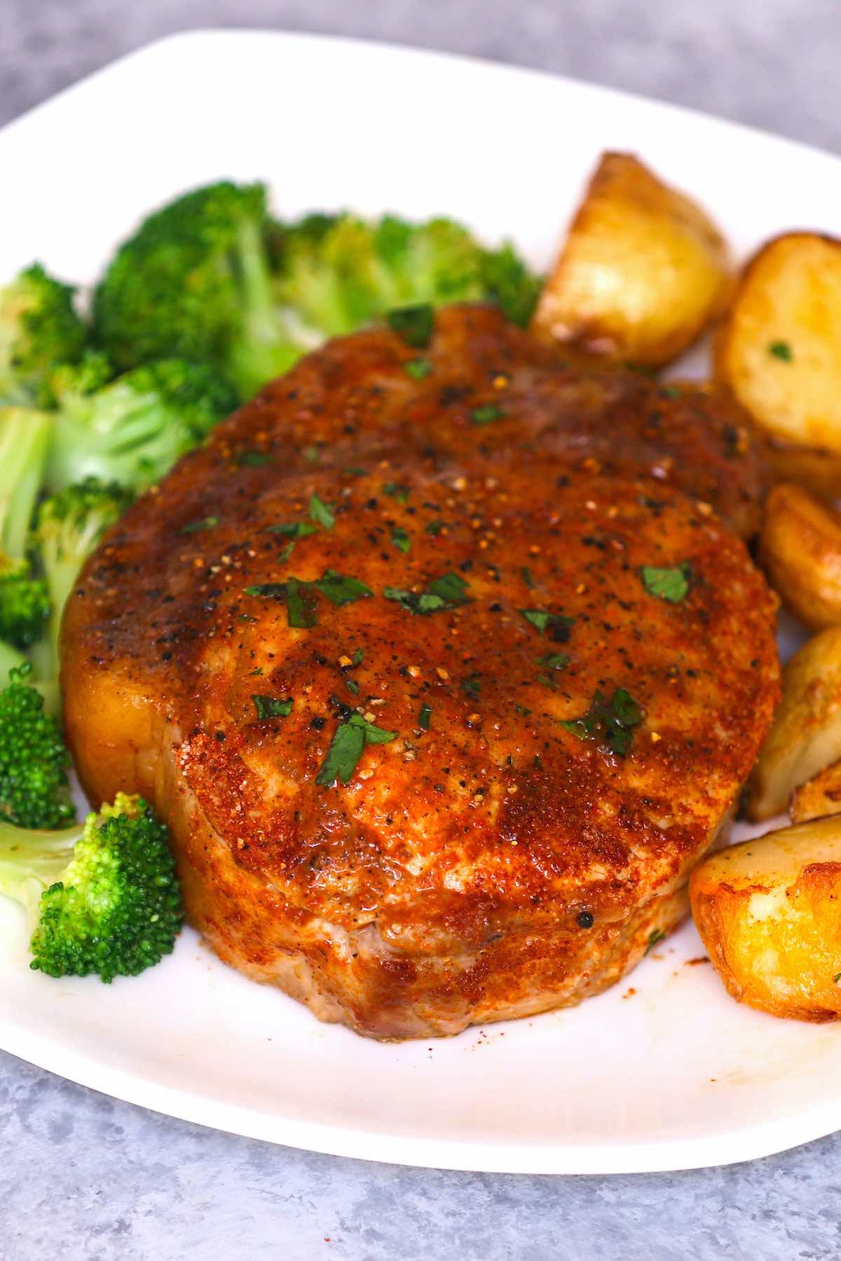 ¡Nunca vuelvas a hacer chuletas de cerdo secas y demasiado cocidas!  ¡Esta receta de chuletas de cerdo deshuesadas al vacío hace una carne de cerdo tierna y jugosa perfecta que es imposible de lograr con los métodos tradicionales!  La máquina al vacío cocina las chuletas a la temperatura deseada con precisión, extremadamente fácil de hacer con muy poco alboroto.  ¡Me encanta lo jugosos que salen CADA VEZ! 