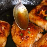 Los muslos de pollo Honey Garlic al vacío son súper jugosos, tiernos y llenos de sabor. El método al vacío cocina estos muslos de pollo hasta que estén perfectamente cocidos, y luego un rápido dorado produce la increíble piel crujiente en el exterior. Con consejos sobre cómo cocinar fresco o congelado. #SousVideChickenMuslos #SousVideChicken