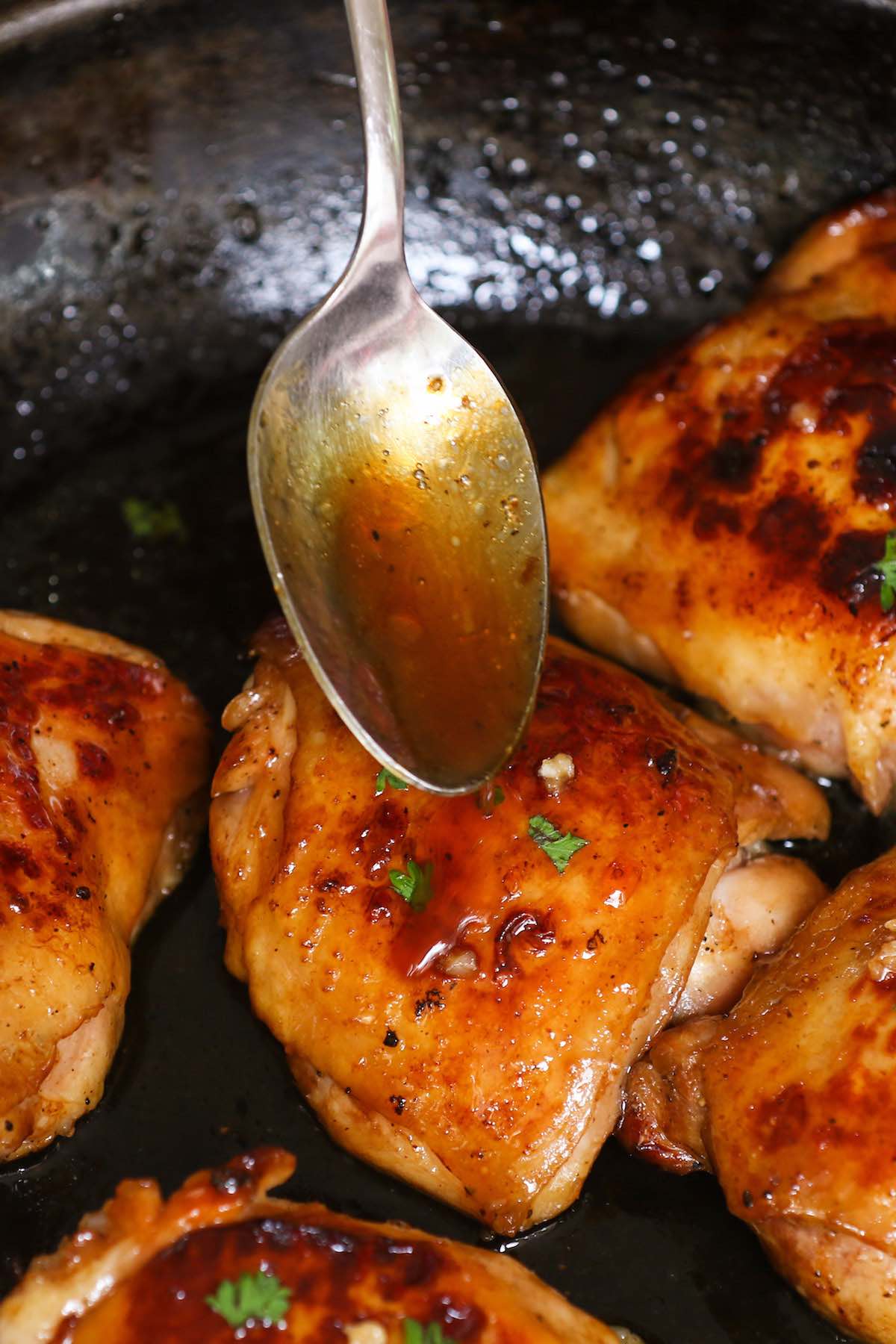 Los muslos de pollo Honey Garlic al vacío son súper jugosos, tiernos y llenos de sabor. El método al vacío cocina estos muslos de pollo hasta que estén perfectamente cocidos, y luego un rápido dorado produce la increíble piel crujiente en el exterior. Con consejos sobre cómo cocinar fresco o congelado. #SousVideChickenMuslos #SousVideChicken