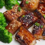 Panza de cerdo con miel y ajo al vacío con piel crujiente No hay nada tan delicioso como el tierno y suculento Honey Garlic al vacío Pork Belly. Este corte de cerdo grueso y carnoso es popular en la cocina asiática. El método al vacío cocina la panceta de cerdo a la perfección, y un sofrito rápido deja la piel crujiente y llena de toda la bondad umami del tocino chisporroteante.