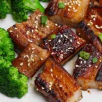 Panza de cerdo con miel y ajo al vacío con piel crujiente No hay nada tan delicioso como el tierno y suculento Honey Garlic al vacío Pork Belly. Este corte de cerdo grueso y carnoso es popular en la cocina asiática. El método al vacío cocina la panceta de cerdo a la perfección, y un sofrito rápido deja la piel crujiente y llena de toda la bondad umami del tocino chisporroteante.