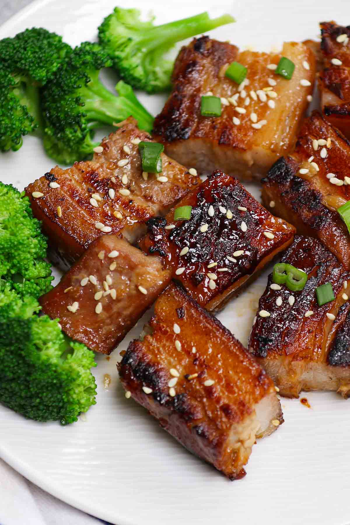 No hay nada tan delicioso como el tierno y suculento Honey Garlic al vacío Pork Belly.  Este corte de cerdo grueso y carnoso es popular en la cocina asiática.  El método  al vacío cocina la panceta de cerdo a la perfección, y un sofrito rápido deja la piel crujiente y llena de toda la bondad umami del tocino chisporroteante.