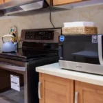 puedes-poner-metal-en-un-microondas-no-deberias