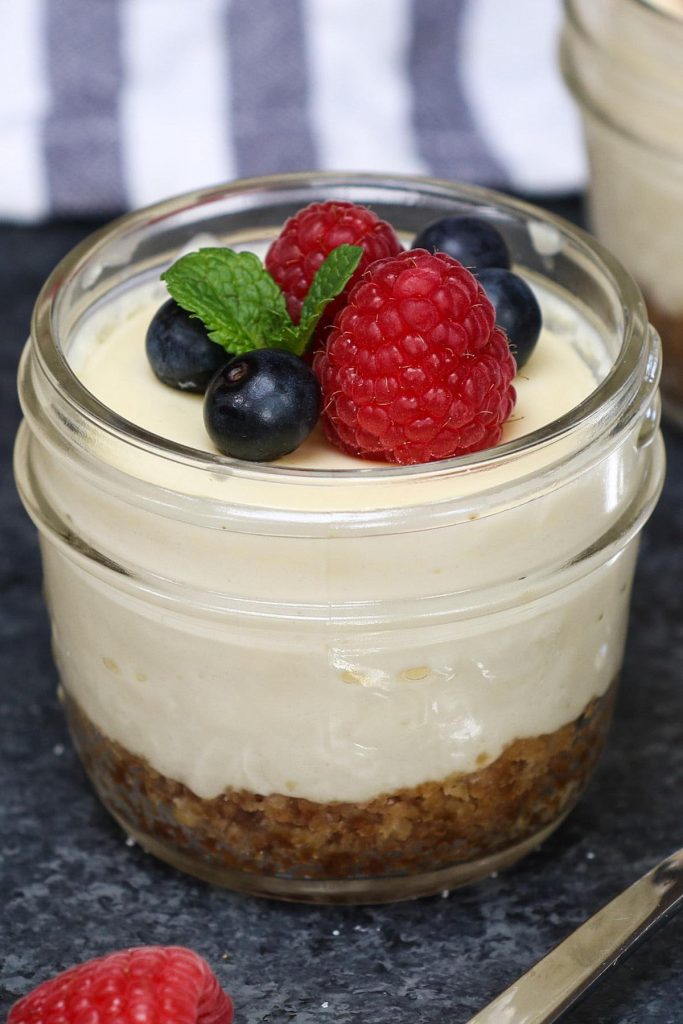 Los pasteles de queso al vacío son cremosos y suaves, con una corteza de galleta graham en el fondo y cubiertos con bayas frescas y coloridas para una delicia clásica. Es una receta fácil de preparar. La técnica al vacío te permite cocinar la tarta de queso a la temperatura precisa que establezcas, ¡garantizando una textura perfecta en todo momento!