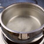 agregue agua y sal a la olla