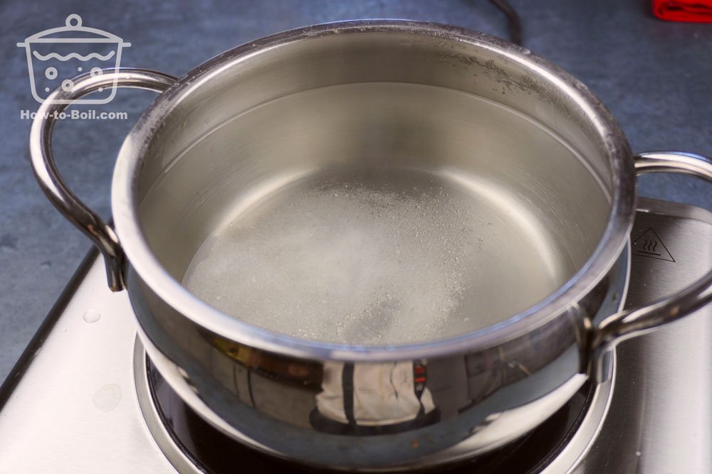 agregue agua y sal a la olla