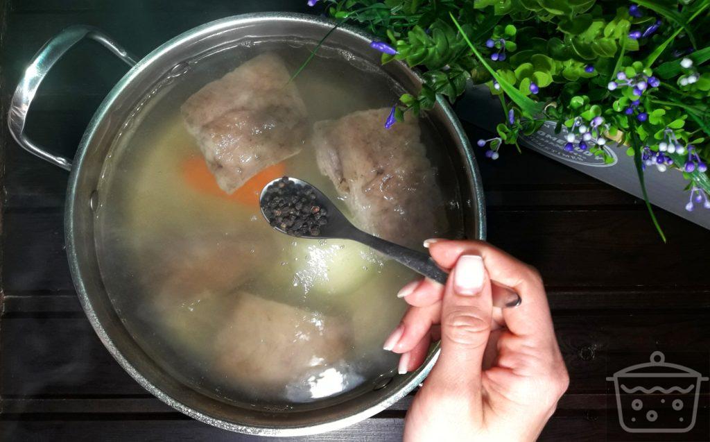 granos de pimienta negros para carne de res