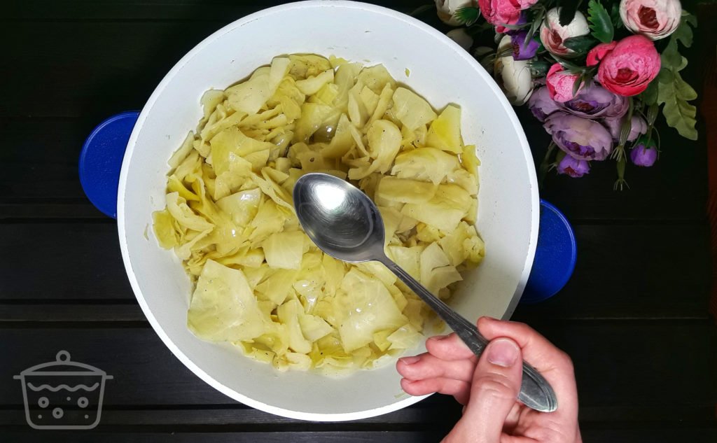 dos cucharadas de aceite de girasol en la olla