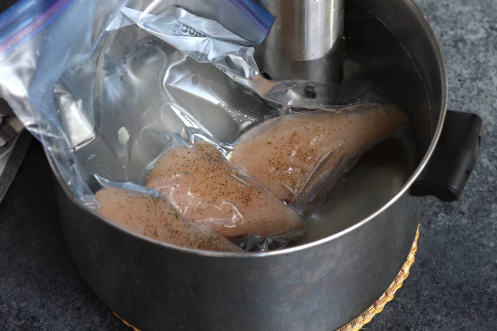 Cocción al vacío de pechugas de pollo al baño maría.