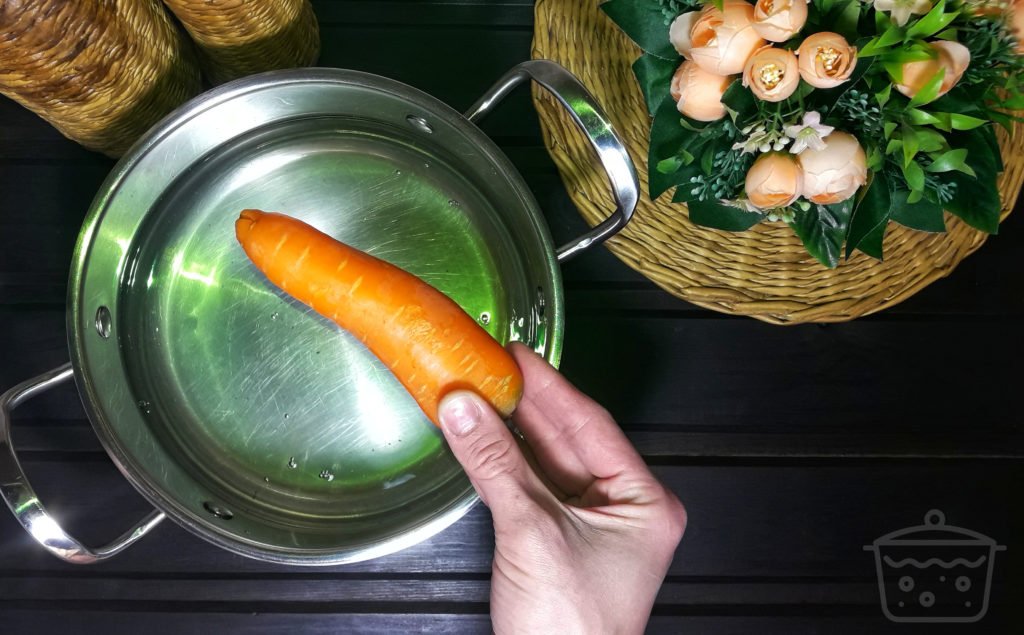 colocar zanahorias en el agua