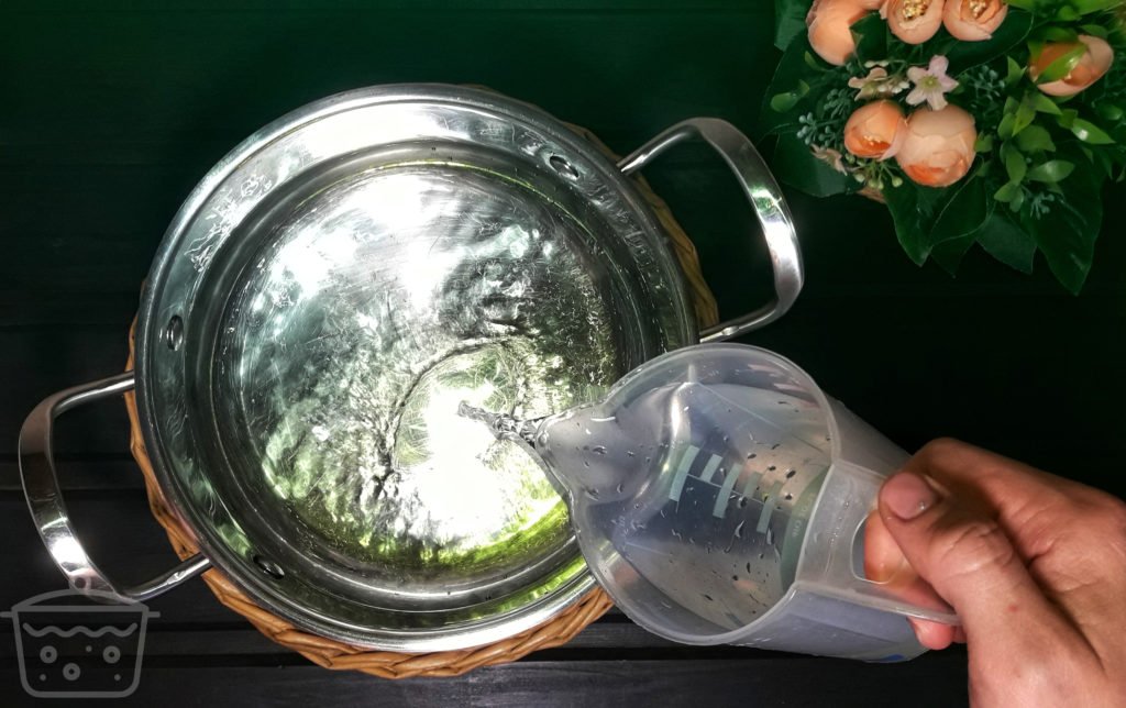 vierta 3 litros de agua