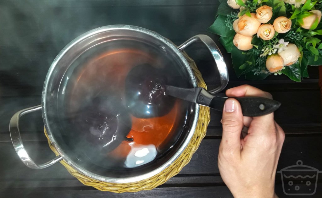 perfora la remolacha con tu cuchillo de cocina