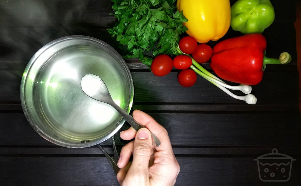 agregue 1 cucharada de sal al agua hervida