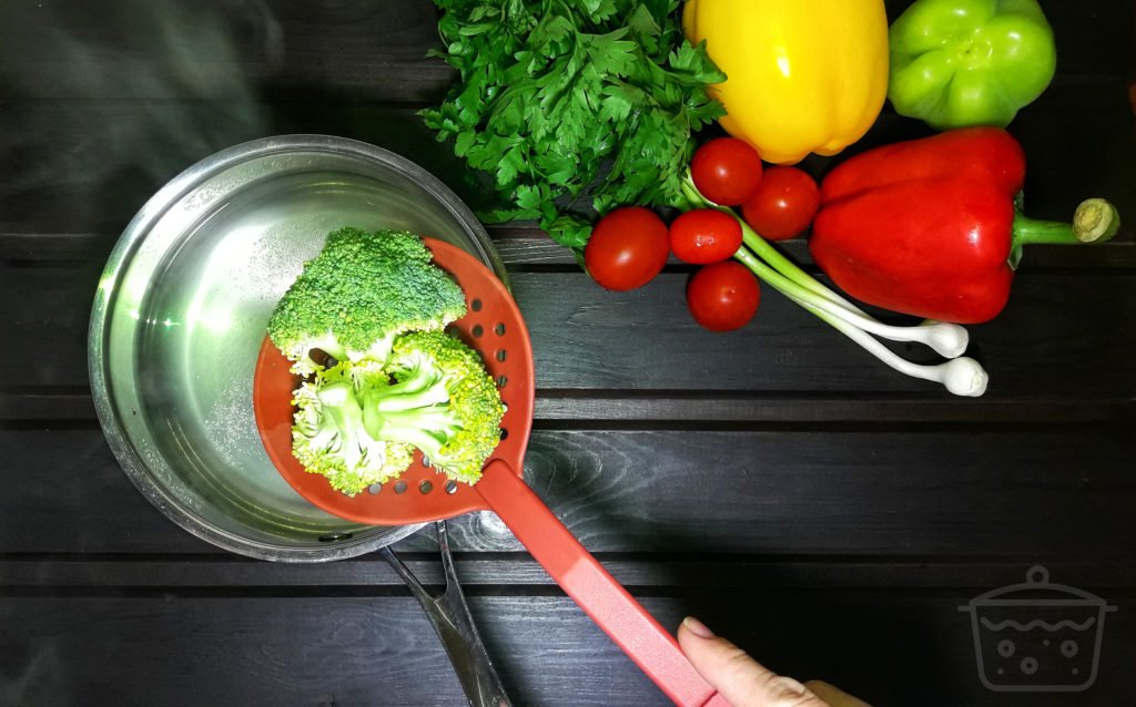 brócoli dentro del agua