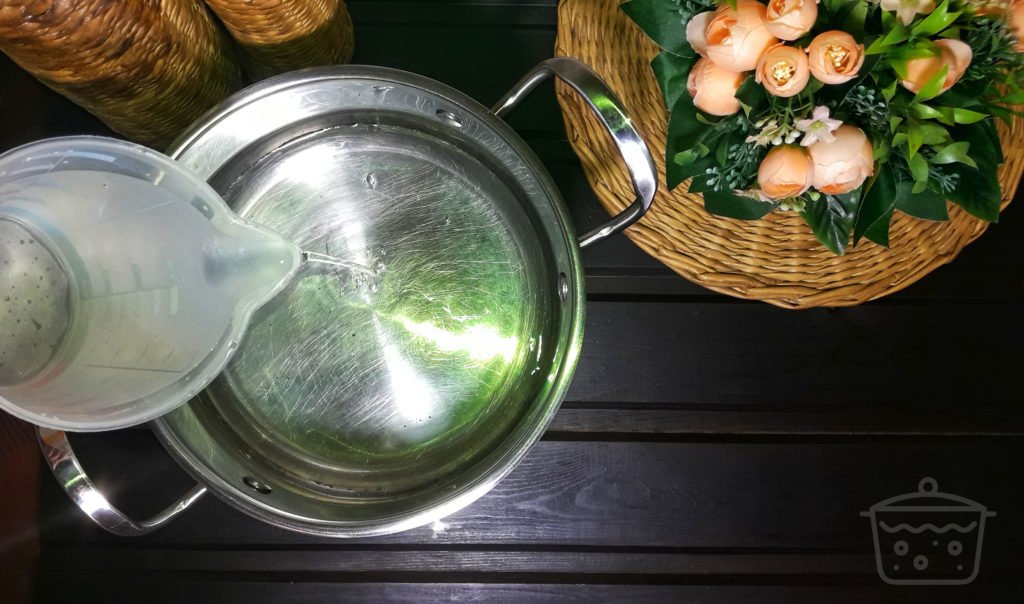 agregue agua a una olla