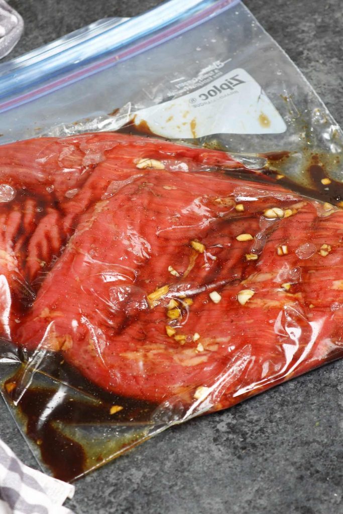 El único adobo para bistec al vacío que necesitarás. ¡Hace un bistec súper jugoso y sabroso cada vez! Esta receta de adobo utiliza ingredientes básicos que probablemente ya tenga a mano, ablandando la carne y agregando mucho sabor. Es increíblemente fácil de hacer y excelente para cualquier corte de carne. #SousVideSteakMarinade #SteakMarinade #SousVideSteak