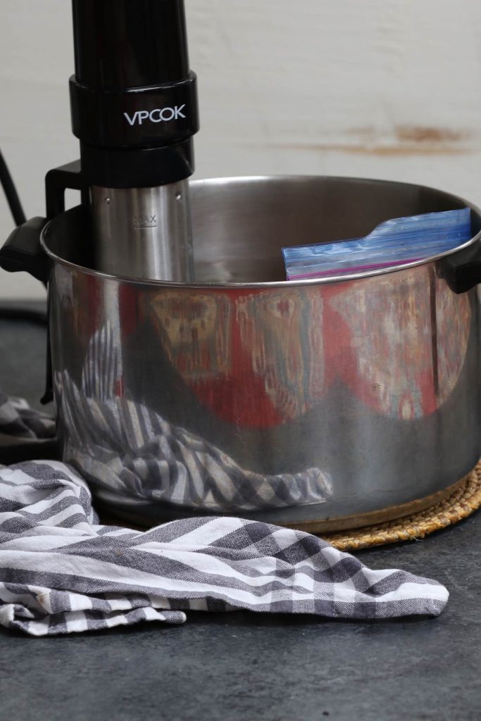 Cocinar bistec al vacío al baño maría al vacío.