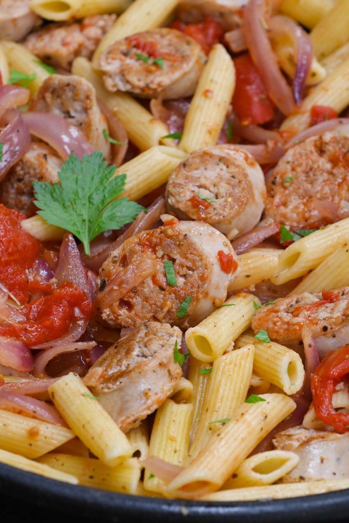 Para la textura jugosa y el sabor abundante, nada supera a la deliciosa salchicha al vacío. Se cocina en un baño de agua tibia al vacío a una temperatura precisa con el mínimo esfuerzo. Luego, la salchicha se corta en rodajas y se mezcla con pasta cocida y verduras en una deliciosa salsa. ¡Es una cena perfecta entre semana que sabe como si viniera de un restaurante! #SalchichaSousVide #SalchichaItalianaSousVide #SalchichaPorkSousVide