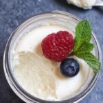 ¡Estas tartas de queso al vacío son cremosas y suaves, con una corteza de galleta graham en el fondo y cubiertas con bayas frescas y coloridas para una delicia clásica! Es una receta fácil de preparar. La técnica al vacío le permite cocinar la tarta de queso a la temperatura precisa que establezca, ¡lo que garantiza una textura perfecta a prueba de grietas en todo momento!