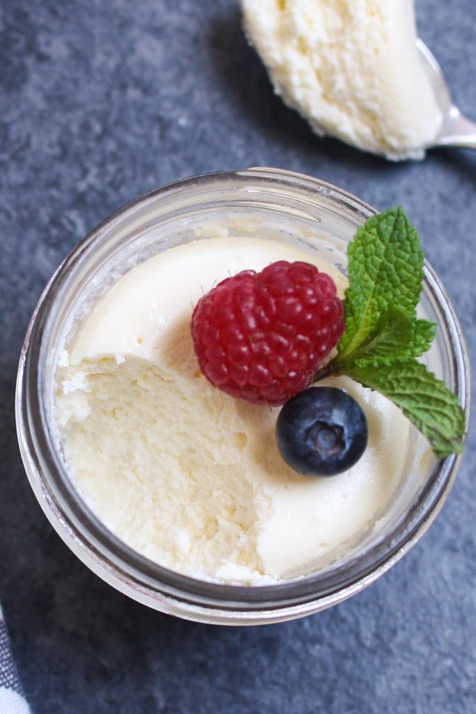 ¡Estas tartas de queso al vacío son cremosas y suaves, con una corteza de galleta graham en el fondo y cubiertas con bayas frescas y coloridas para una delicia clásica! Es una receta fácil de preparar. La técnica al vacío le permite cocinar la tarta de queso a la temperatura precisa que establezca, ¡lo que garantiza una textura perfecta a prueba de grietas en todo momento!