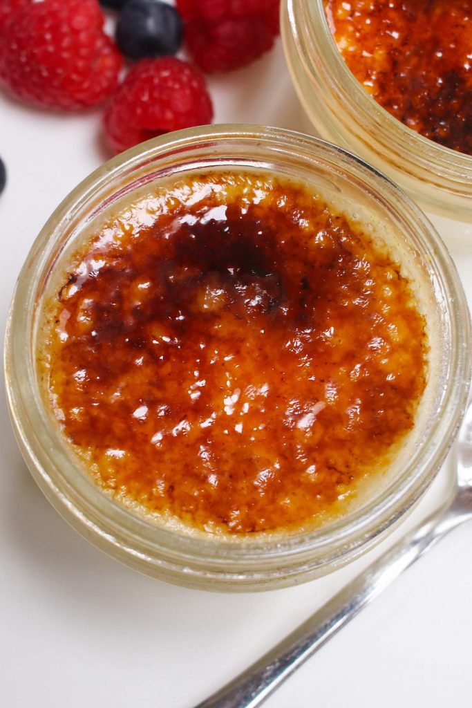 al vacío Crème Brûlée: ¡relleno de crema pastelera cremosa y suave como la seda con una cubierta crujiente de azúcar caramelizada! Sin atemperar los huevos y sin riesgo de una textura cuajada. La técnica al vacío garantiza los resultados perfectos CADA VEZ al cocinar este postre a la temperatura precisa que usted establezca.