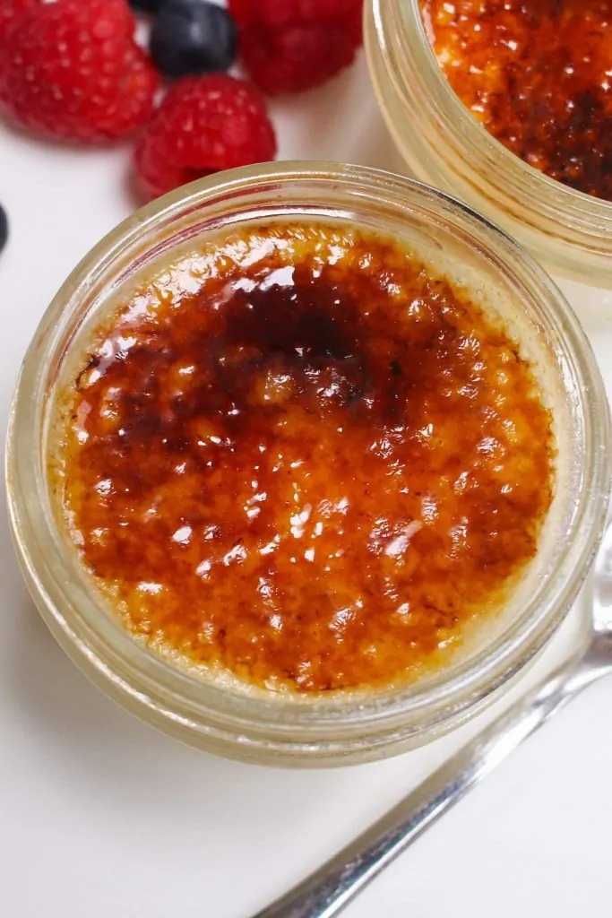 al vacío Crème Brûlée: ¡relleno de crema pastelera cremosa y suave como la seda con una cubierta crujiente de azúcar caramelizada! Sin atemperar los huevos y sin riesgo de una textura cuajada. La técnica al vacío garantiza los resultados perfectos CADA VEZ al cocinar este postre a la temperatura precisa que usted establezca.