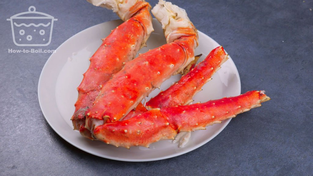 patas de cangrejo en un plato